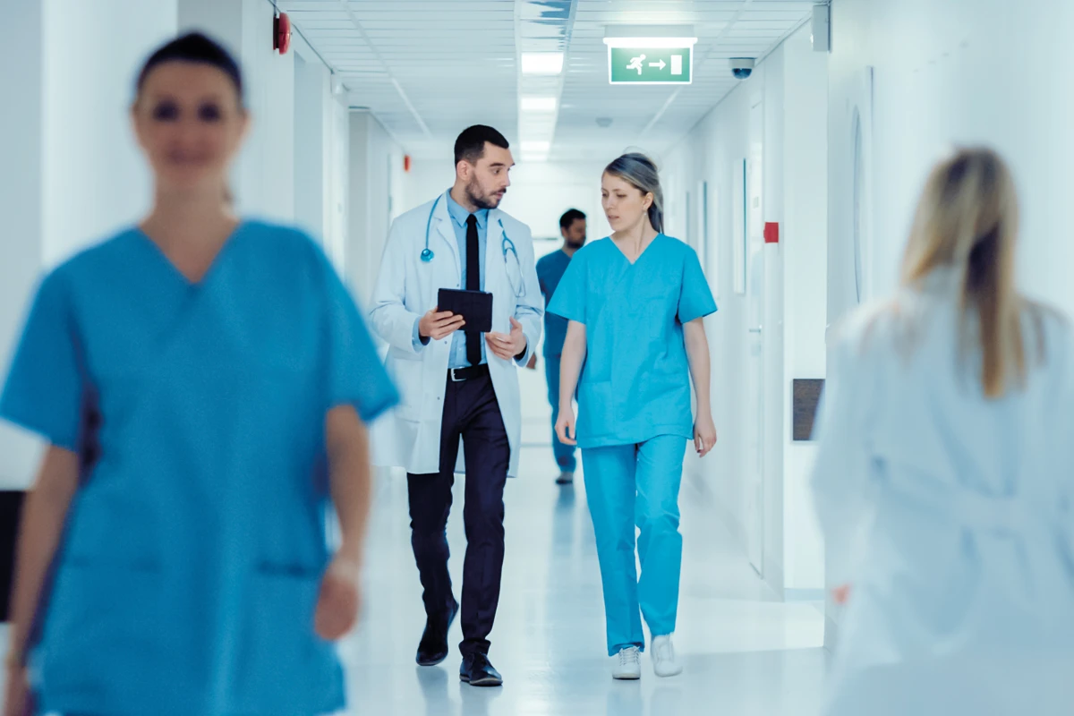 Krankenhausflur mit Team